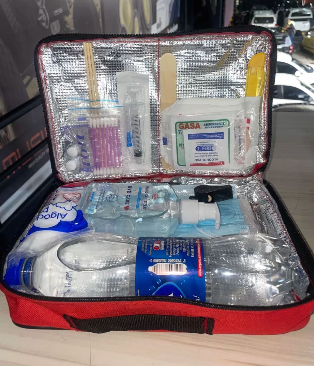 Botiquín kit de carretera
kit de carretera obligatorio Colombia
botiquín para carro Medellín kit de emergencia vehicular elementos kit de carretera primeros auxilios carro
accesorios seguridad vial Colombia
kit de carretera completo botiquín automotriz