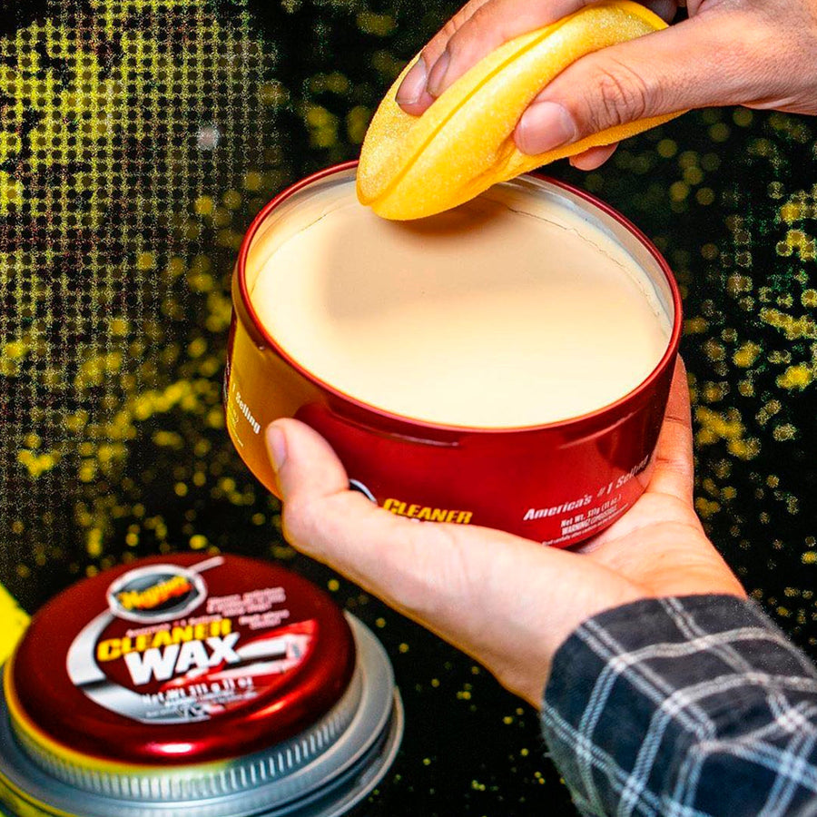 Cera en pasta Cleaner Wax limpia, pule y protege tu auto en un solo paso. Aporta brillo, elimina manchas y rayones leves fácilmente.