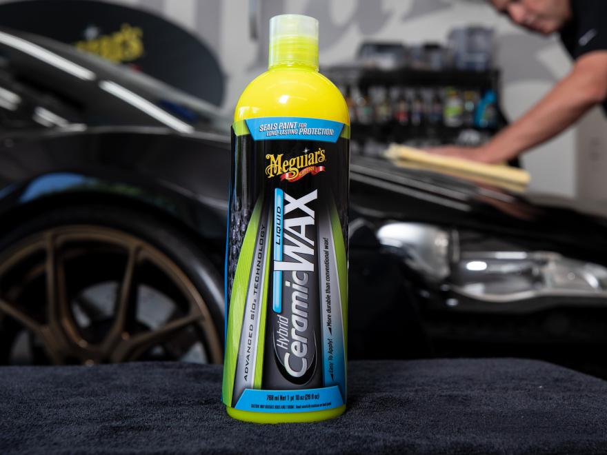 Ceramic Liquid Wax protege y brinda un brillo duradero con tecnología cerámica, repelente al agua y fácil aplicación. Ideal para mantener tu auto como nuevo.