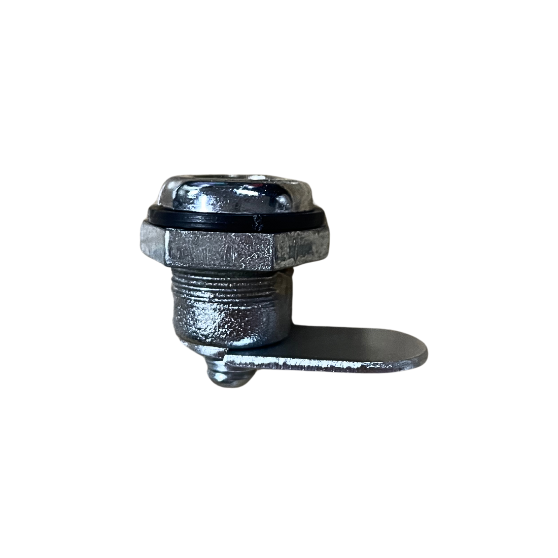 Chapa triangular Gales, ideal para gabinetes eléctricos o cajas de control. Fabricación robusta, apertura segura con llave triangular.