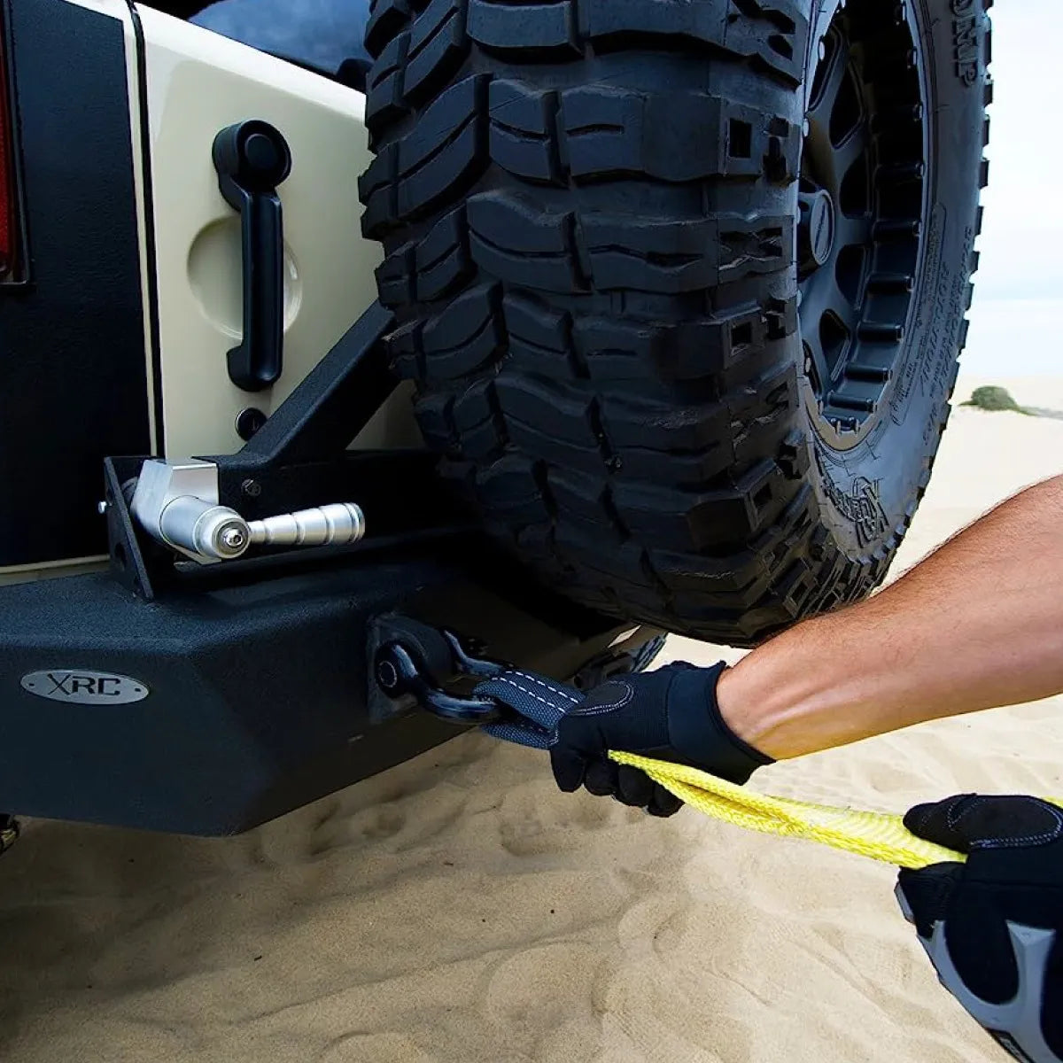 Correa de amarre tipo eslinga Defénder de 5.5 cm x 6 m, fuerza de ruptura de 20,000 lb, ideal para cargas pesadas con máxima resistencia y durabilidad.