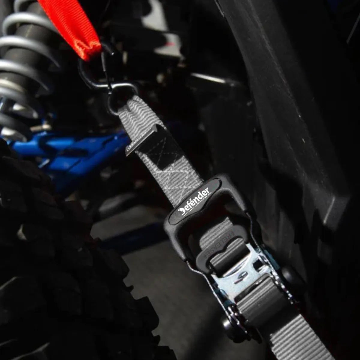 Correa de amarre Defénder con ratchet, fuerza de ruptura de 2,866 lb, 2 unidades, medidas de 2.5 cm x 1.6" para máxima sujeción y resistencia.