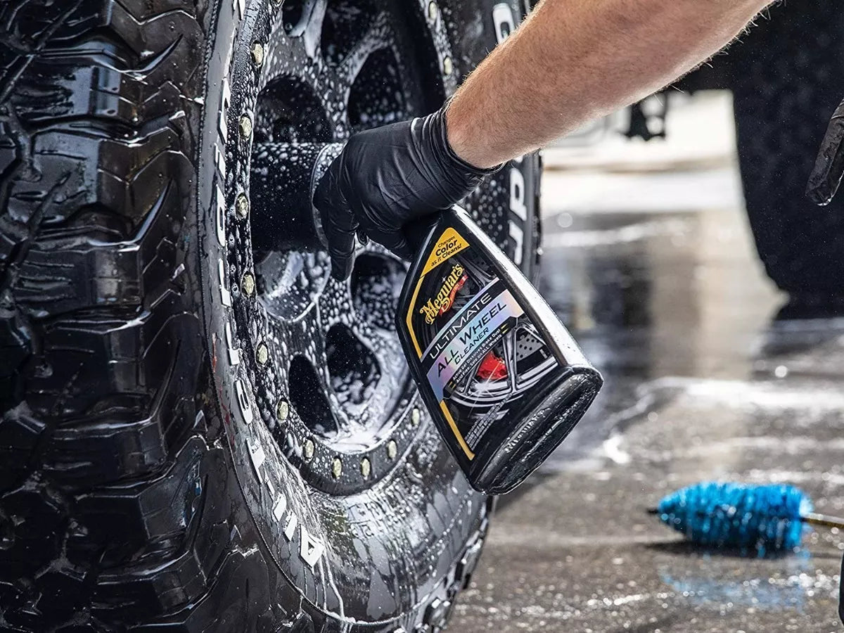 Ultimate All Wheel Cleaner de Meguiar’s elimina suciedad y polvo de frenos con seguridad. Limpieza profunda para cualquier tipo de llanta o rin.