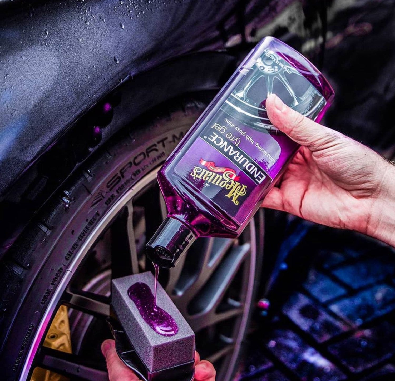 Endurance High Gloss Meguiar’s da a tus llantas un brillo duradero y profundo. Resiste lluvia y lavadas. Ideal para un acabado profesional.

