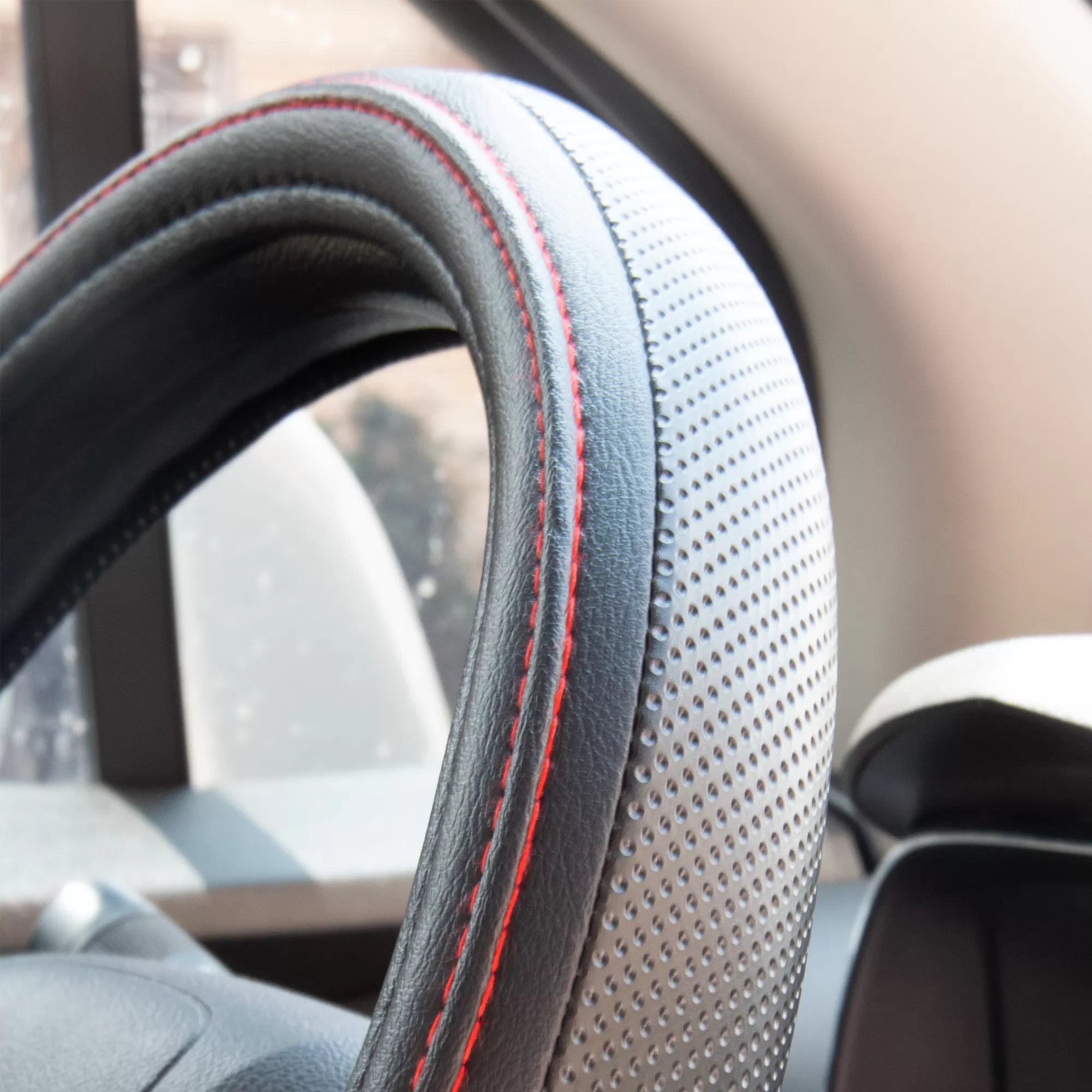 forro cabrilla negro rojo, forro cabrilla simoniz, protector timón carro, forro volante deportivo, funda volante negra costuras rojas, cubierta volante pvc, accesorio interior carro, forro ergonómico timón, protector volante antidesgaste, accesorios deportivos carro