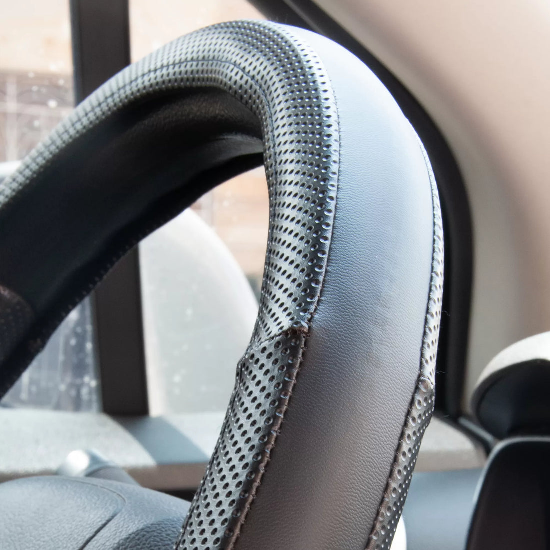 forro cabrilla simoniz, forro volante negro gris, protector timón carro, funda timón auto, cubierta volante pvc, accesorio interior carro, forro ergonómico timón, protector volante antidesgaste, accesorios simoniz carro, forro elegante para volante