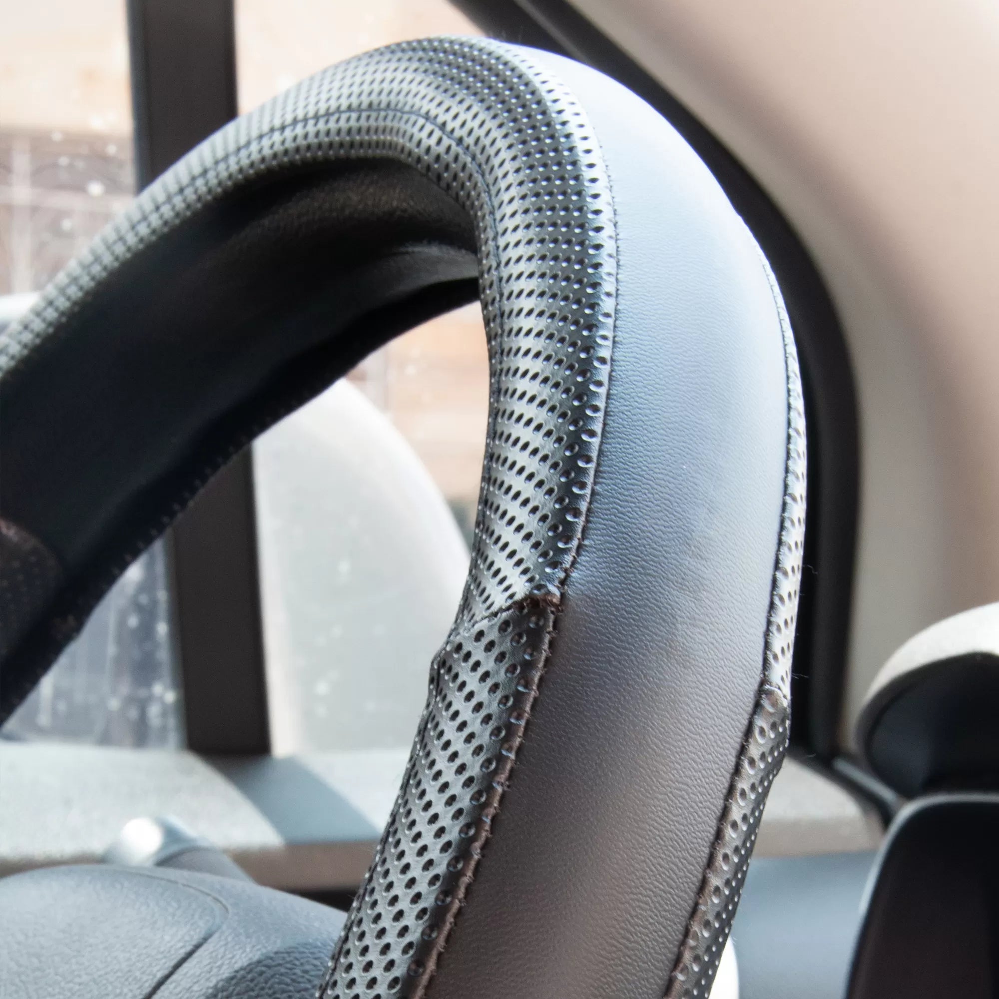 forro cabrilla simoniz, forro volante negro gris, protector timón carro, funda timón auto, cubierta volante pvc, accesorio interior carro, forro ergonómico timón, protector volante antidesgaste, accesorios simoniz carro, forro elegante para volante