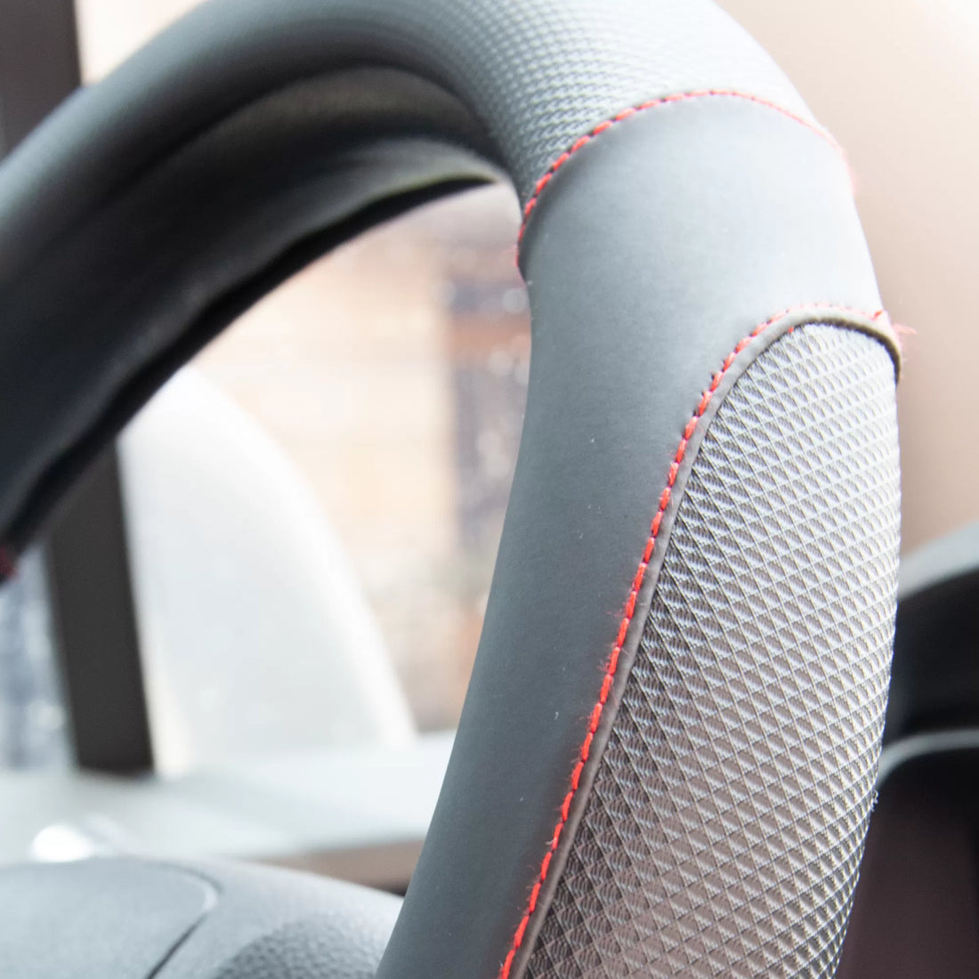 forro cabrilla simoniz, forro volante negro gris, protector timón carro, funda timón auto, cubierta volante pvc, accesorio interior carro, forro ergonómico timón, protector volante antidesgaste, accesorios simoniz carro, forro elegante para volante