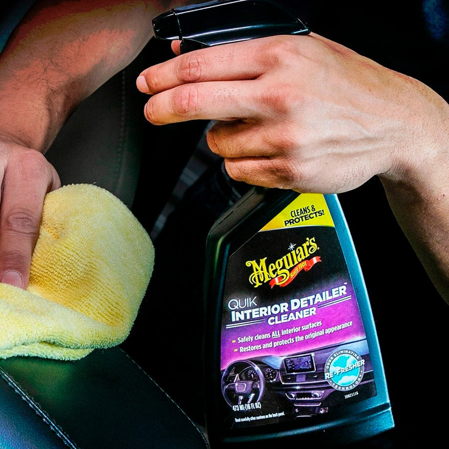 Meguiar’s Quik Interior Detailer limpia y protege rápidamente todas las superficies interiores del auto, dejando un acabado sin grasa y aroma fresco.