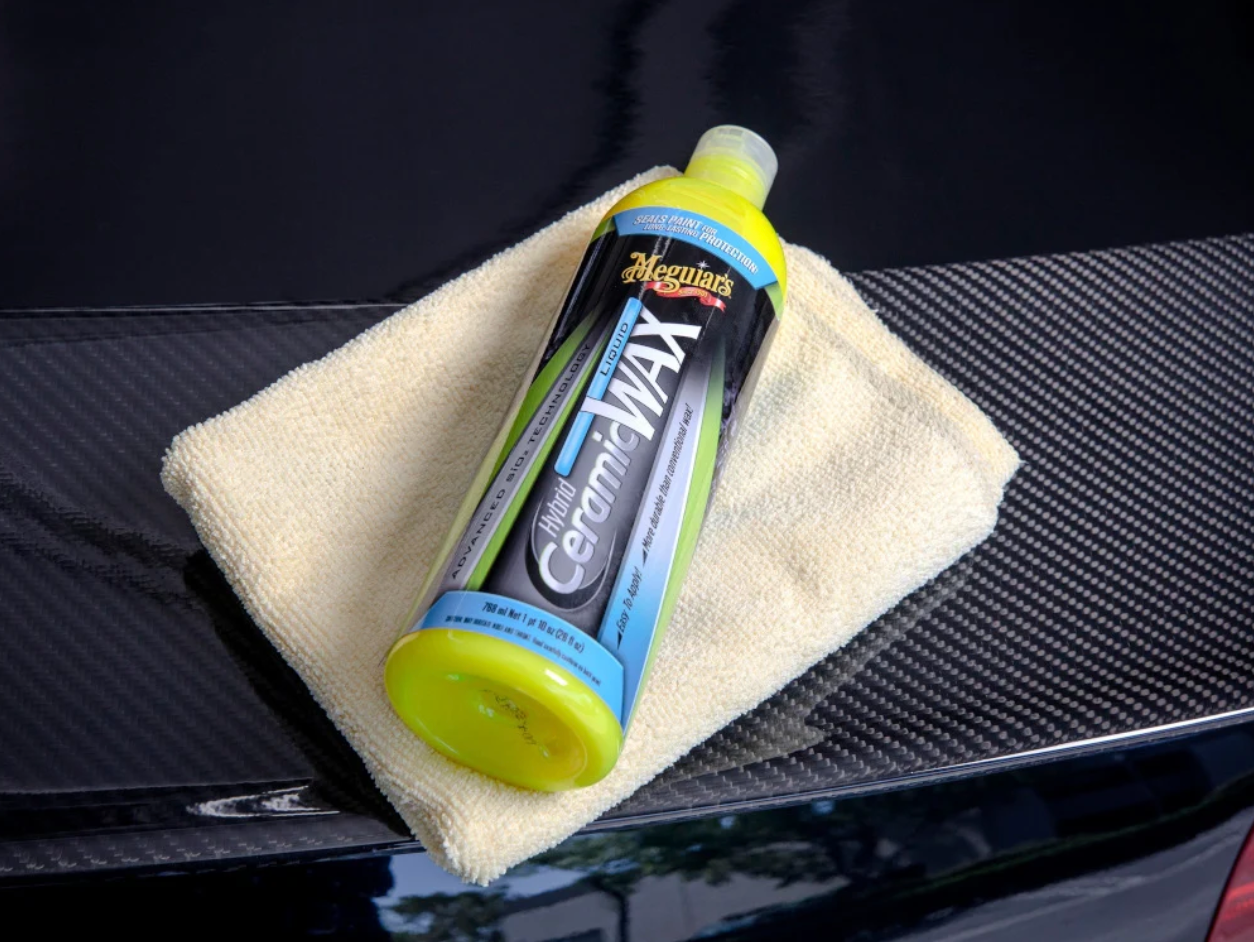 Ceramic Liquid Wax protege y brinda un brillo duradero con tecnología cerámica, repelente al agua y fácil aplicación. Ideal para mantener tu auto como nuevo.