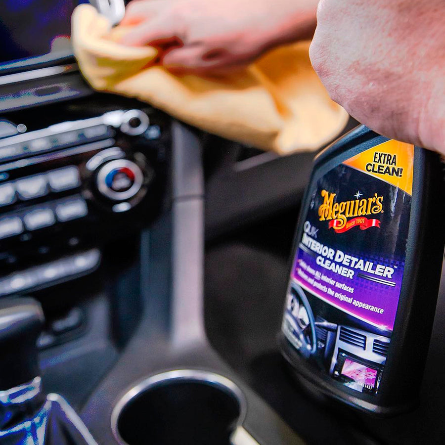 Meguiar’s Quik Interior Detailer limpia y protege rápidamente todas las superficies interiores del auto, dejando un acabado sin grasa y aroma fresco.