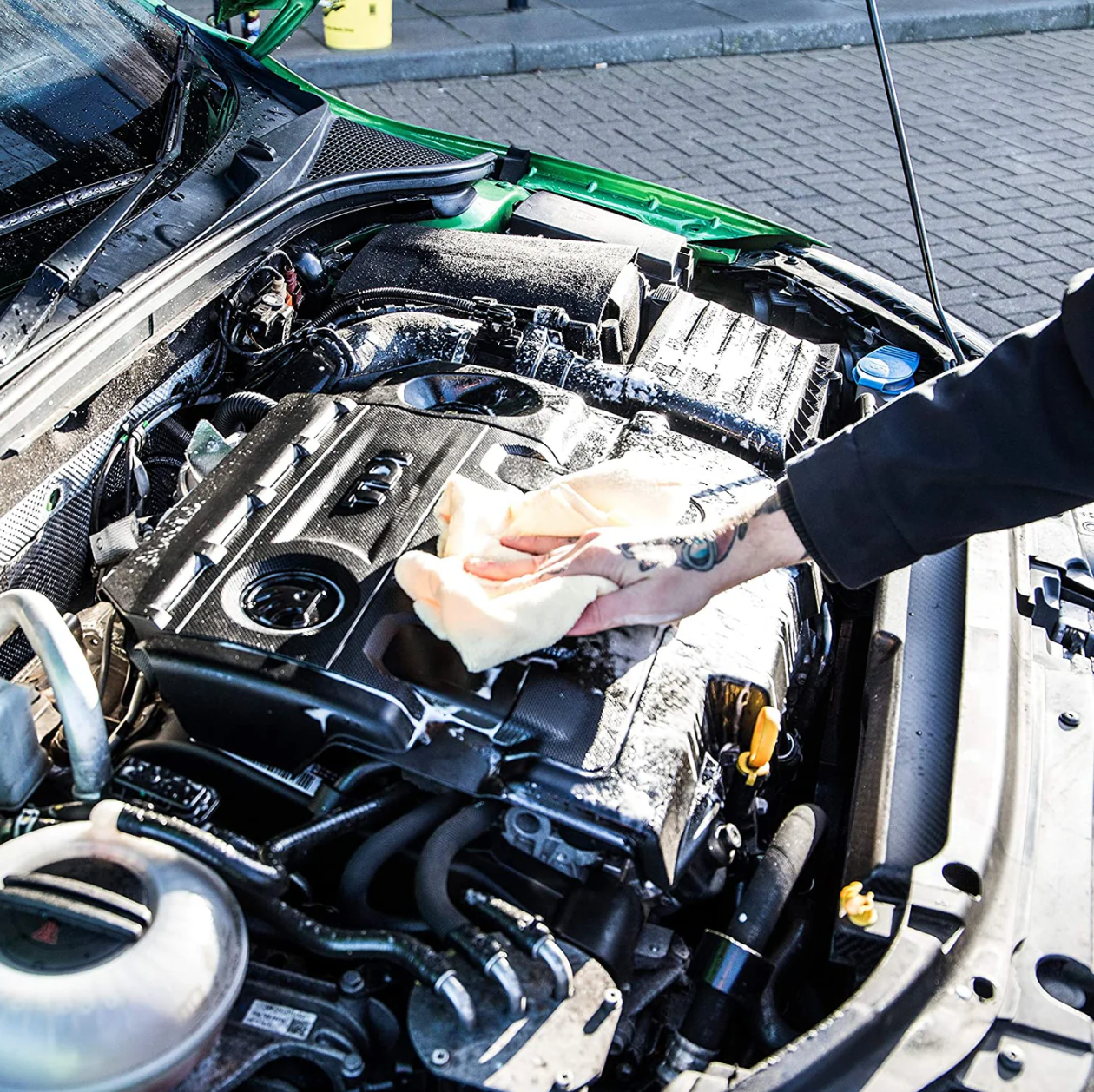 Meguiar’s Engine Cleaner limpia grasa y suciedad del motor de forma segura. Espuma potente, sin dañar gomas, plásticos ni metales. Fácil y rápido de usar.