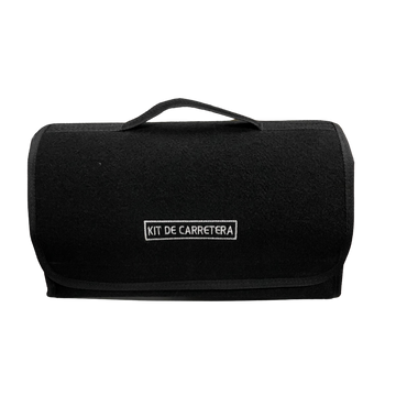 Maletín de seguridad vial en felpa con cierre de cremallera. Incluye elementos básicos para emergencias en carretera. Compatible con todo tipo de vehículos.