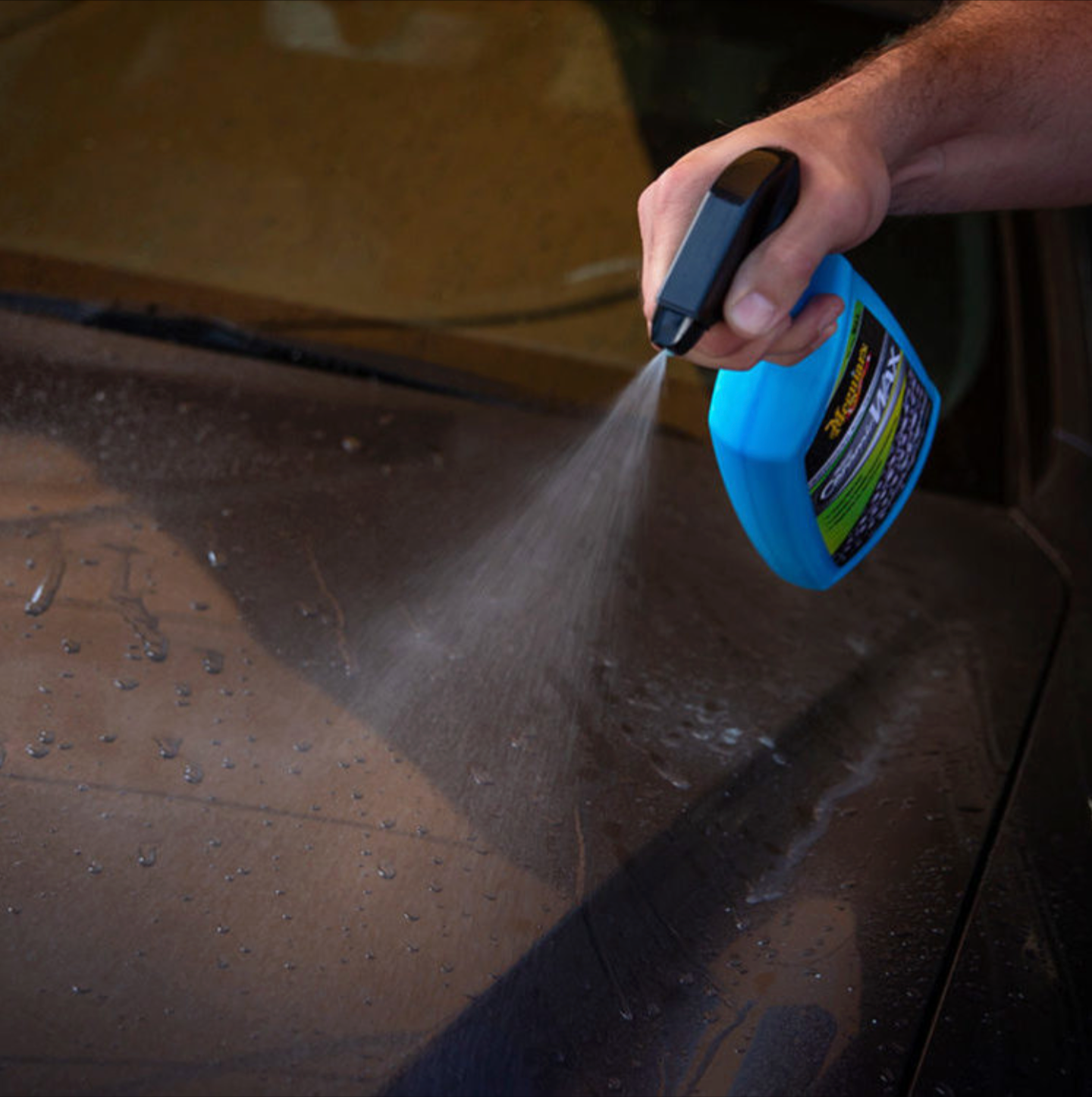 Protege tu auto con Meguiar’s Hybrid Ceramic Wax. Cera en spray con SiO2 para un acabado brillante, hidrofóbico y duradero sin esfuerzo.