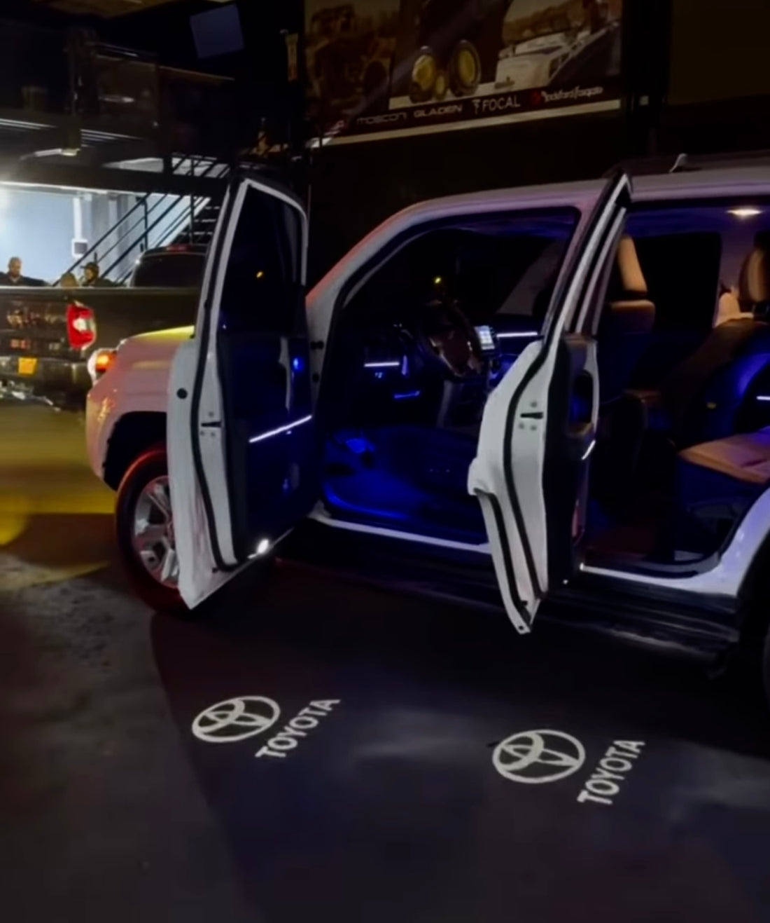 Lámpara de cartera Toyota con reflector. Mejora la visibilidad interior con iluminación clara y duradera. Fácil instalación y ajuste perfecto.