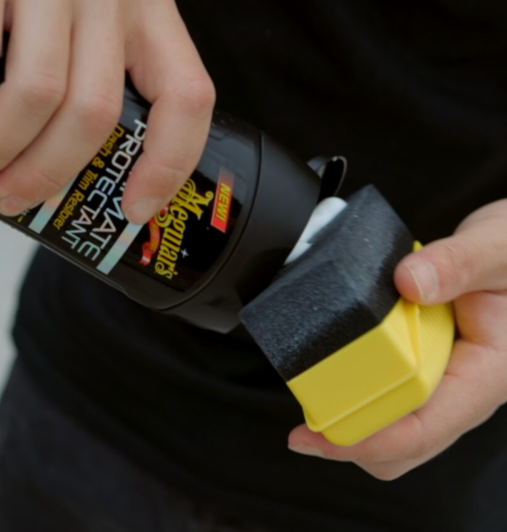 Meguiar’s Ultimate Protectant protege y restaura plásticos y vinilos con acabado brillante, duradero y sin grasa. Ideal para interiores y exteriores.