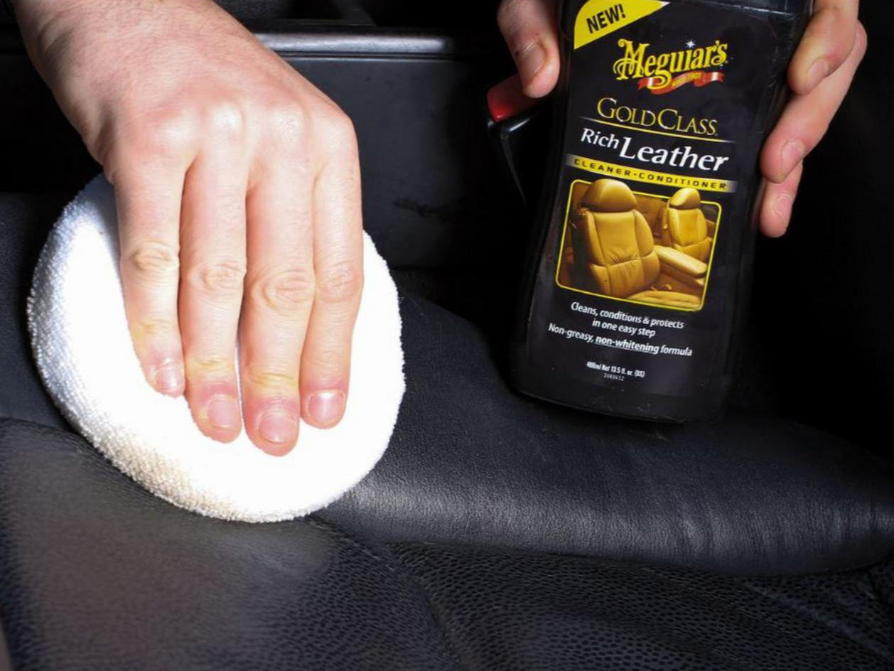 Limpia, nutre y protege el cuero con Meguiar’s Gold Class Leather Cleaner. Fórmula 2 en 1 que deja un acabado suave y protege contra rayos UV.

