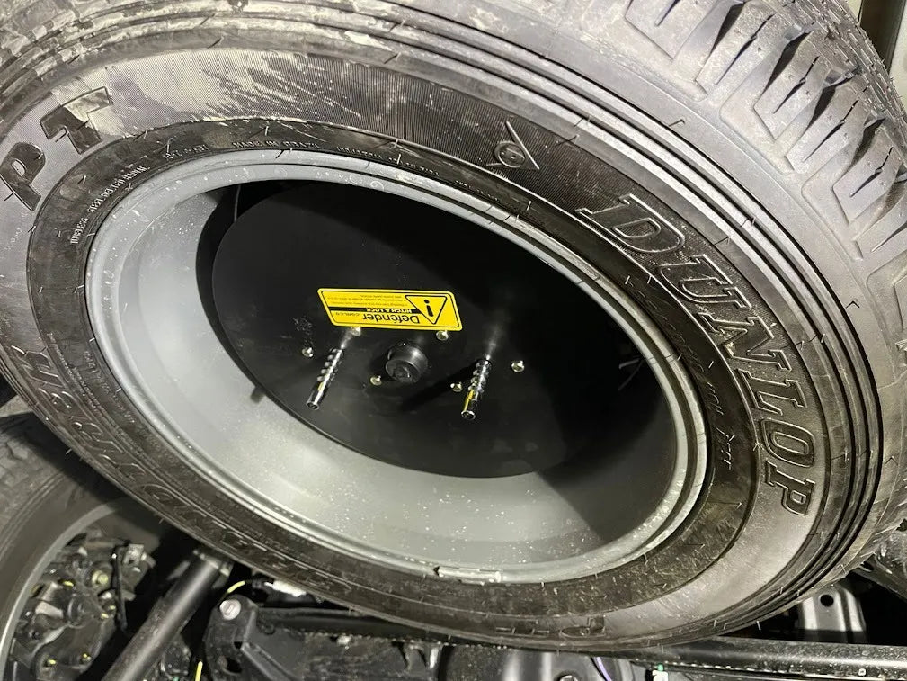 Seguro antirrobo para llanta Prado LC250 Defender. Fácil instalación, sin perforar el vehículo. Acero resistente, máxima protección contra robo.