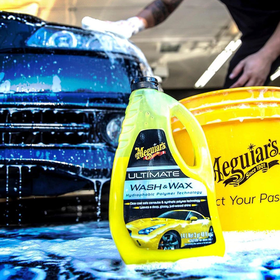 Lava y encera tu auto en un solo paso con Meguiar’s Ultimate Wash & Wax. Limpia, protege y realza el brillo con cera carnauba y polímeros sintéticos.