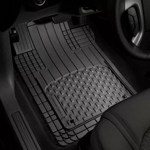 Tapete semiuniversal de alta calidad que protegen contra suciedad, humedad y polvo. Diseño adaptable Trim-to-Fit para un ajuste perfecto en cualquier vehículo.