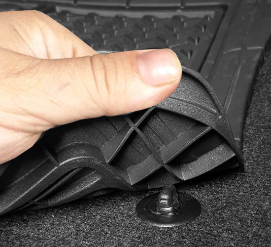 Tapete universal 3 piezas Defender D-M en PVC flexible, fácil de limpiar, con líneas de corte para adaptar a casi cualquier vehículo. Color negro.