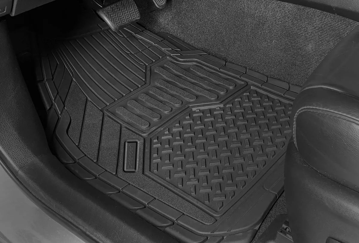 Tapete universal 3 piezas Defender D-M en PVC flexible, fácil de limpiar, con líneas de corte para adaptar a casi cualquier vehículo. Color negro.
