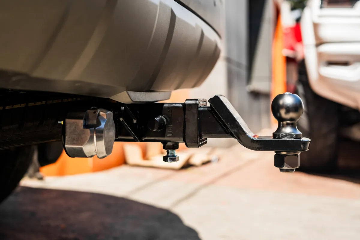 Tiro de arrastre Defénder Prado LC250. Bola 2", 6500Lb. Incluye accesorios. Instalación fácil. Ideal para portaequipaje, bicicleta o tráiler.