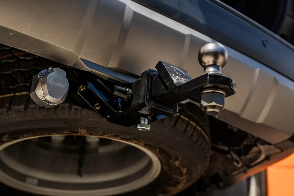 Tiro de arrastre Defénder Prado LC250. Bola 2", 6500Lb. Incluye accesorios. Instalación fácil. Ideal para portaequipaje, bicicleta o tráiler.