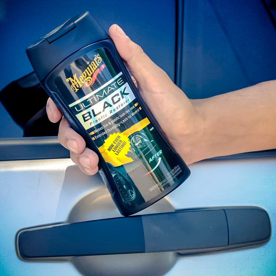 Meguiar’s Ultimate Black restaura y protege plásticos exteriores con un acabado negro brillante y duradero. Resistente a rayos UV, lluvia y lavadas.