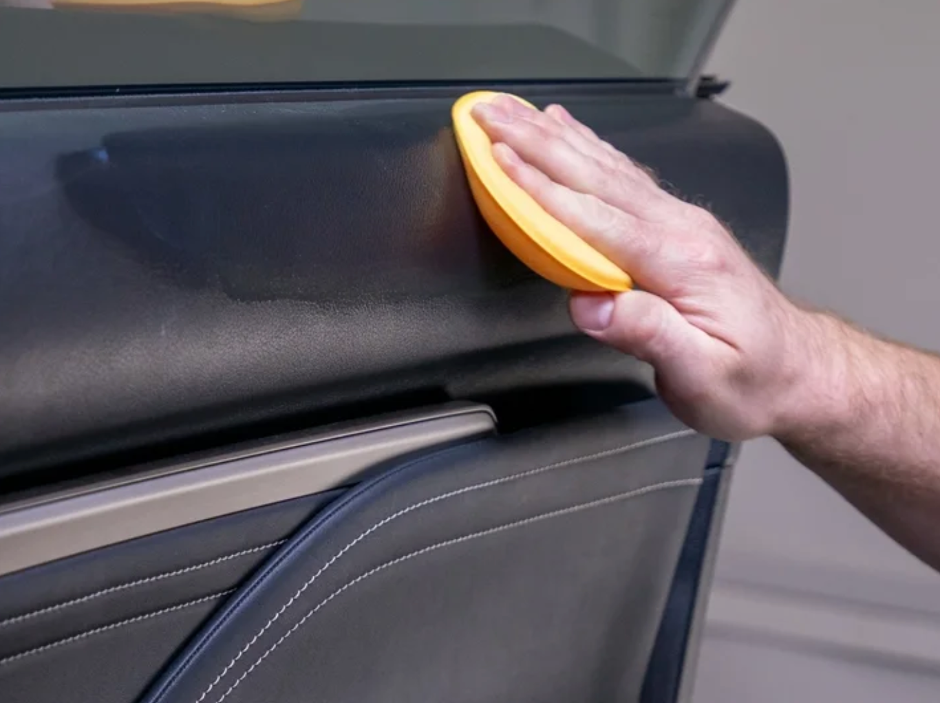 Protege y restaura plásticos, vinilo y goma con Meguiar’s Ultimate Protectant Spray. Brillo duradero, acabado no grasoso y defensa UV para tu auto.