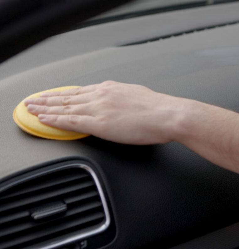 Meguiar’s Ultimate Protectant protege y restaura plásticos y vinilos con acabado brillante, duradero y sin grasa. Ideal para interiores y exteriores.