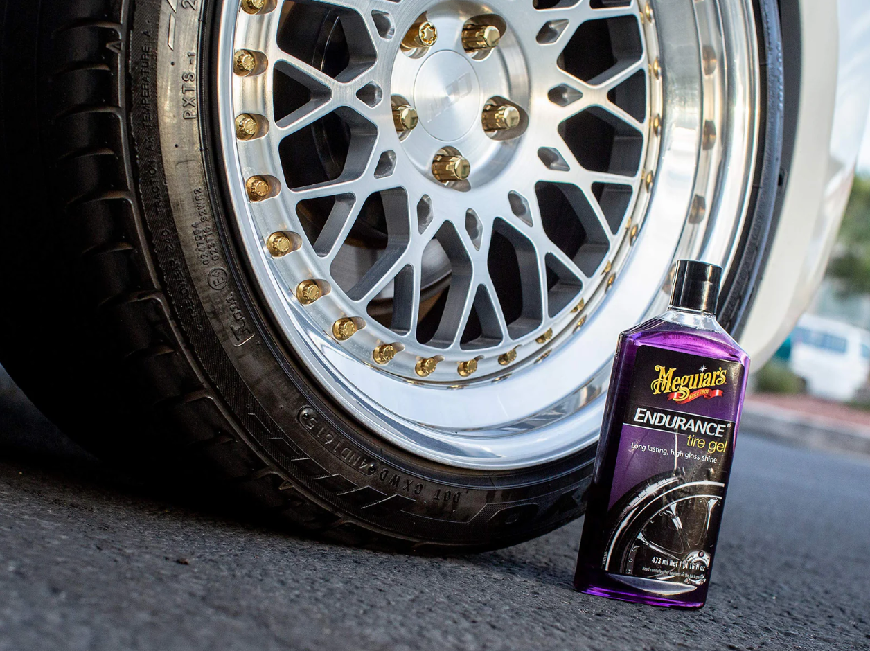 Endurance High Gloss Meguiar’s da a tus llantas un brillo duradero y profundo. Resiste lluvia y lavadas. Ideal para un acabado profesional.

