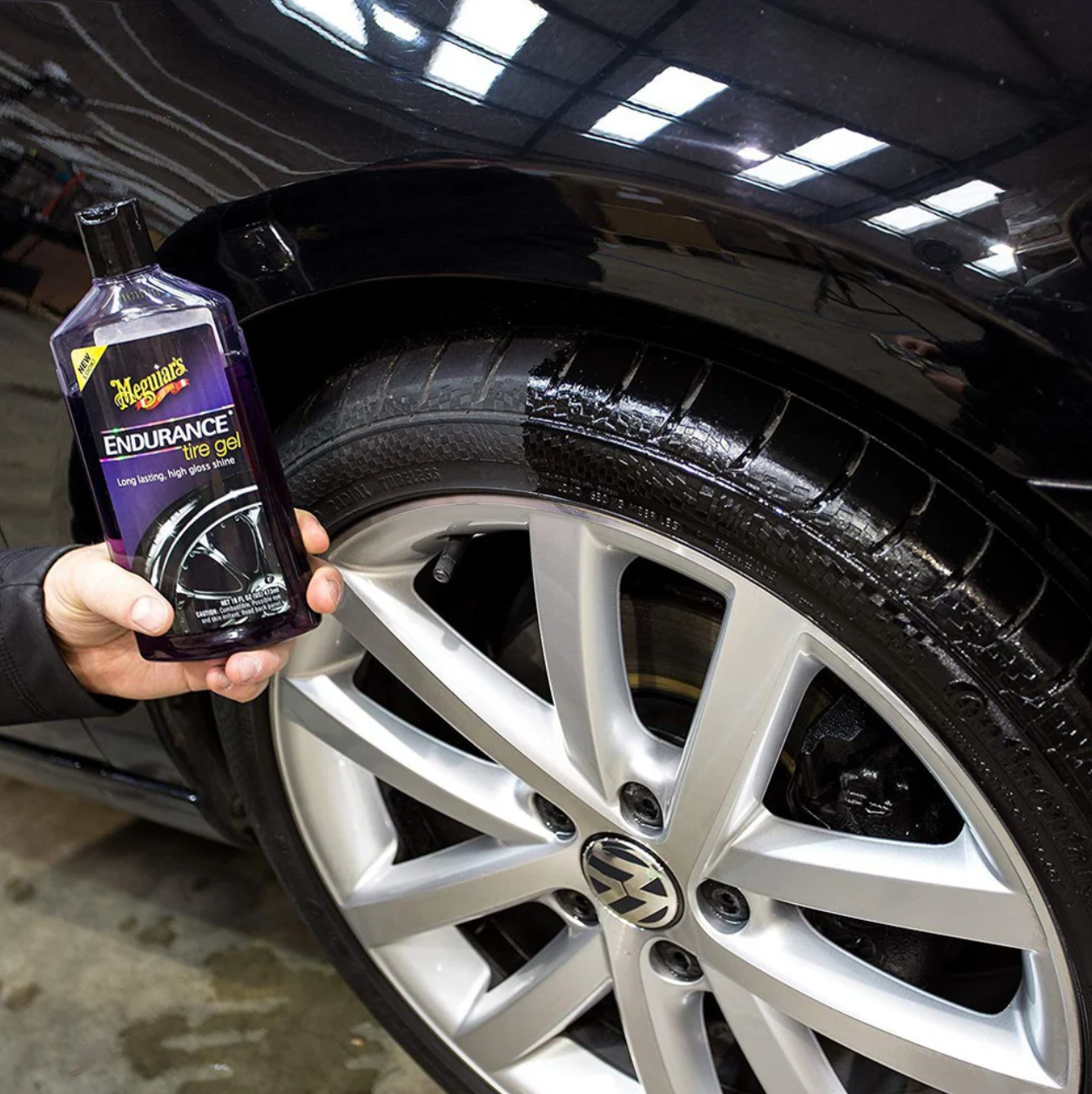 Endurance High Gloss Meguiar’s da a tus llantas un brillo duradero y profundo. Resiste lluvia y lavadas. Ideal para un acabado profesional.

