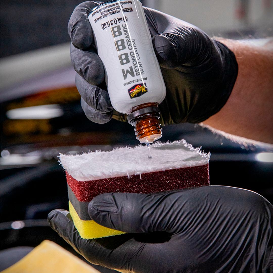 Es un producto profesional innovador basado en una química patentada y mejorada a partir de tecnologías anteriores. Este revestimiento ofrece una protección de pintura duradera, garantizando varios años de resistencia, y cuenta con una fórmula cerámica excepcionalmente fácil de aplicar. Lo mejor es que no necesitas ser un instalador certificado o tener experiencia previa para usarlo: cualquiera puede aplicar nuestro nuevo revestimiento de pintura Beyond Ceramic.