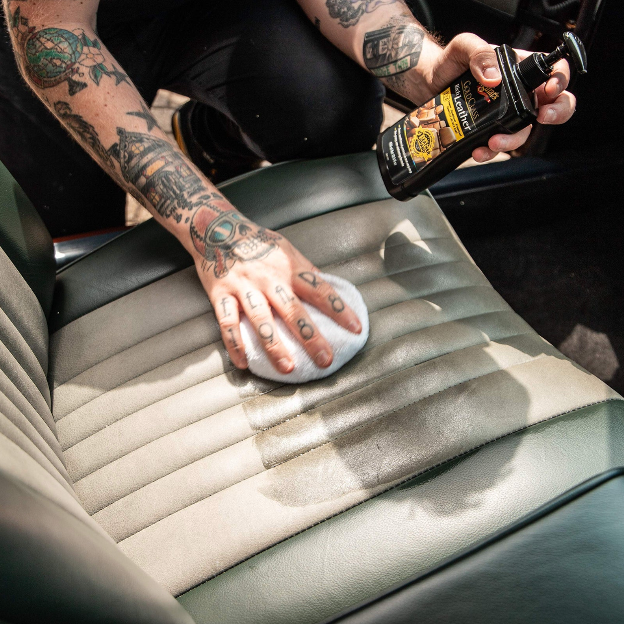 Limpia, nutre y protege el cuero con Meguiar’s Gold Class Leather Cleaner. Fórmula 2 en 1 que deja un acabado suave y protege contra rayos UV.

