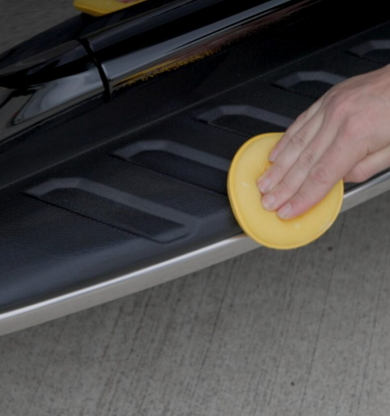 Meguiar’s Ultimate Protectant protege y restaura plásticos y vinilos con acabado brillante, duradero y sin grasa. Ideal para interiores y exteriores.