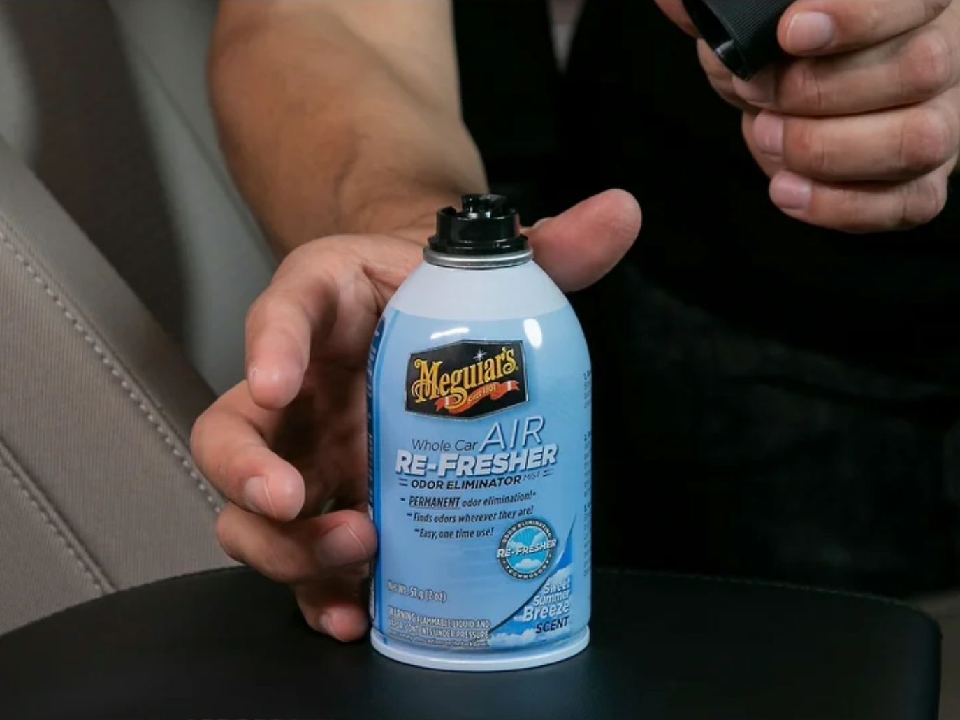 Meguiar’s Air Re-Fresher Mist elimina malos olores y deja fragancia a auto nuevo. Fácil de usar, penetra el sistema de ventilación. Aroma duradero.