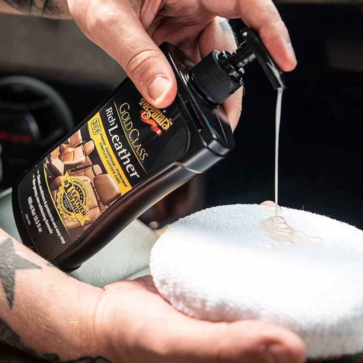 Limpia, nutre y protege el cuero con Meguiar’s Gold Class Leather Cleaner. Fórmula 2 en 1 que deja un acabado suave y protege contra rayos UV.

