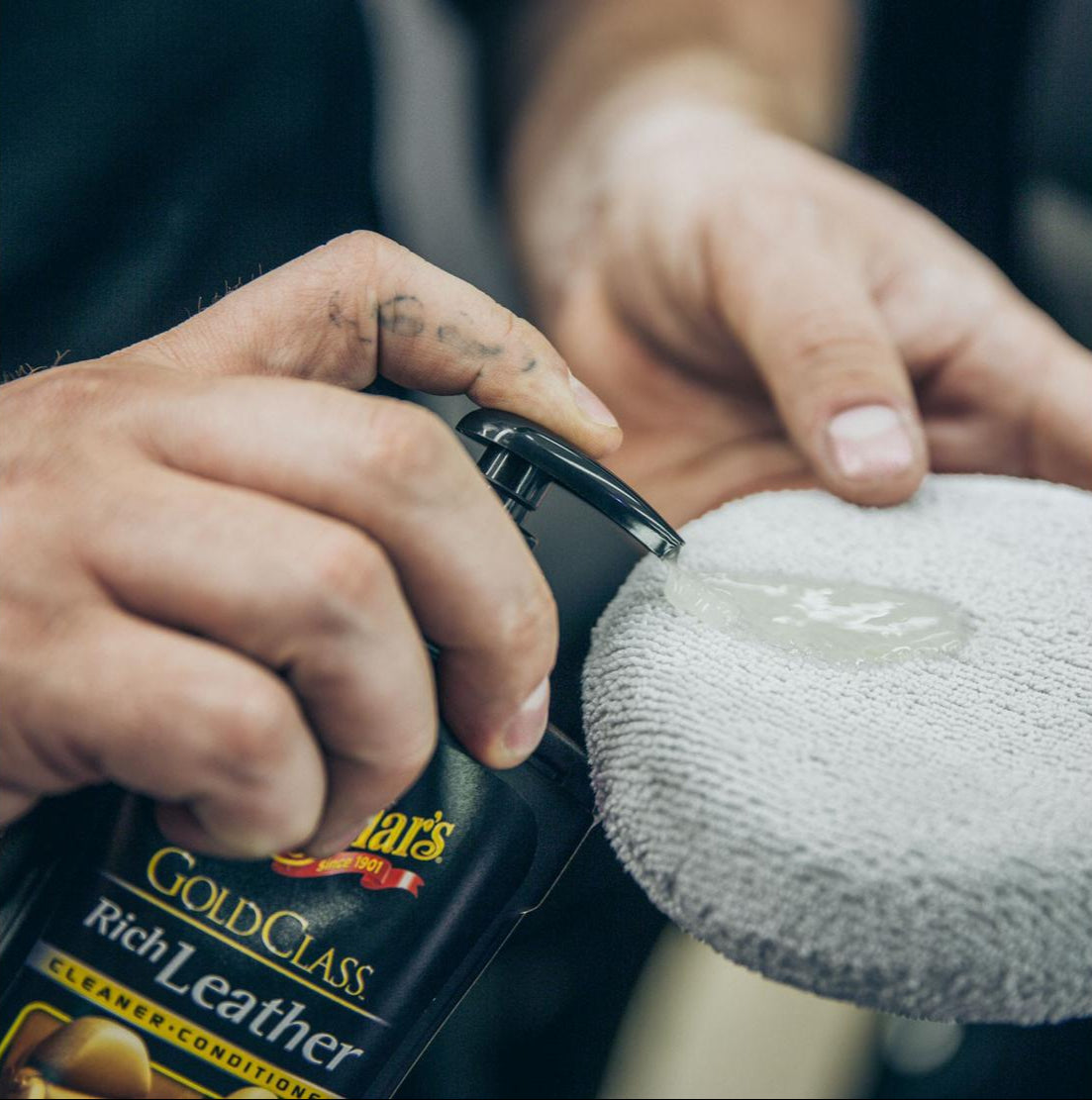 Limpia, nutre y protege el cuero con Meguiar’s Gold Class Leather Cleaner. Fórmula 2 en 1 que deja un acabado suave y protege contra rayos UV.

