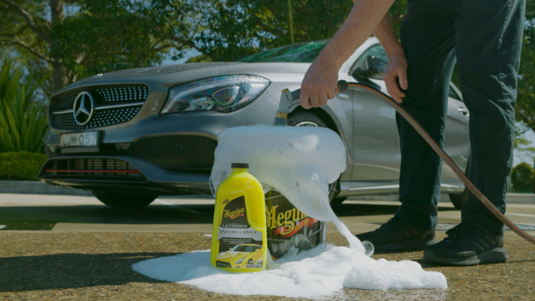 Lava y encera tu auto en un solo paso con Meguiar’s Ultimate Wash & Wax. Limpia, protege y realza el brillo con cera carnauba y polímeros sintéticos.